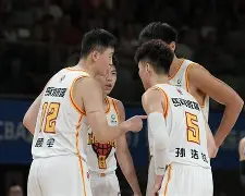 九游体育 -西城雷霆队鏖战西城金雕队，举重小组赛惊险晋级，核心复出即建功。二次进攻频频奏效(十一届城运会男子69kg举重决赛)