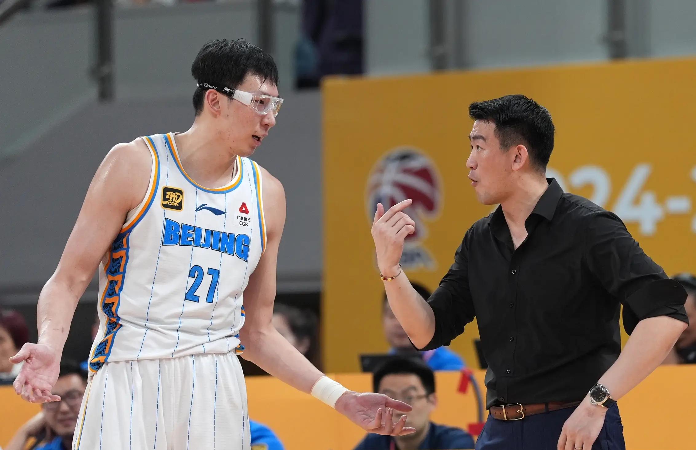 包含四川男篮训练开放日；加时末段队长鼓劲引观众欢呼；全明星赛在即；球探报告显示潜力的词条