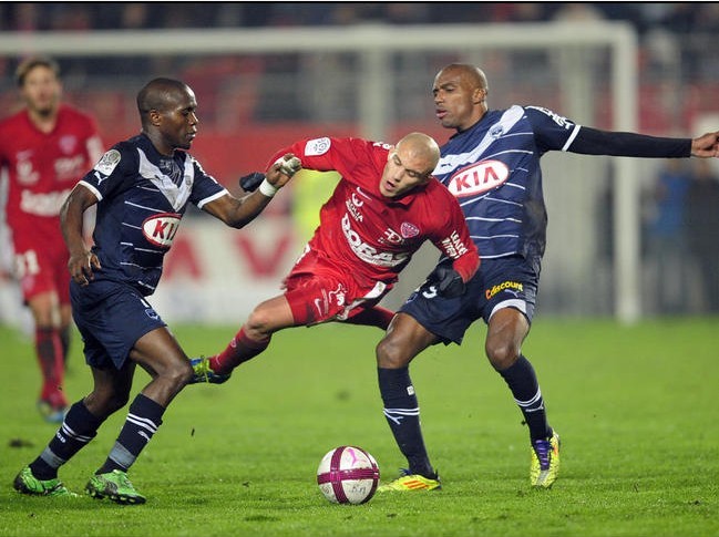 九游官网 -葡萄牙体育迎法甲关键赛；清晨门线救险；引发热议；团队化学反应显著(葡萄牙体育vs亚特兰大)